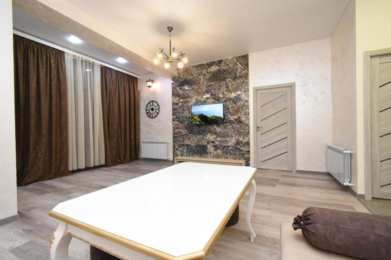 New Apartment In Downtown エレバン エクステリア 写真
